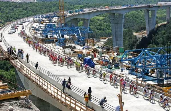 Leta 2004 je kolesarska karavana šla čez nedokončan viadukt Črni Kal.