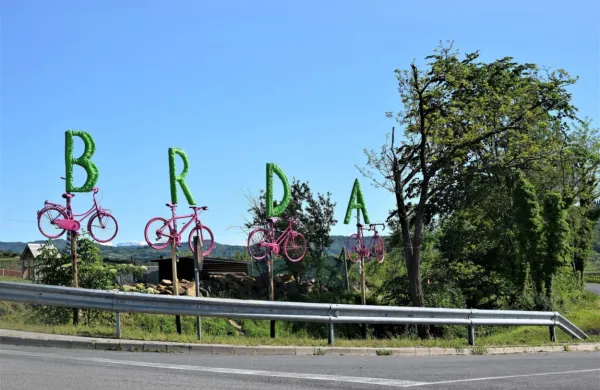 Dobrodošlica za kolesarje in navijače.