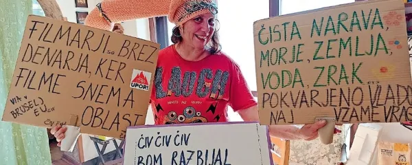 Čežaranka Ljuba Miljušević - Ljubaljuba s svojo edinstveno 
socialno kapico in tremi iz zbirke protestniških plakatov