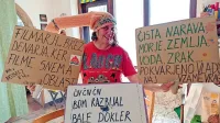 Čežaranka Ljuba Miljušević - Ljubaljuba s svojo edinstveno 
socialno kapico in tremi iz zbirke protestniških plakatov
