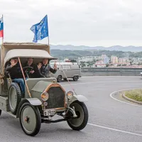 Kadorna je v sklopu spremljajočih aktivnostih Gira prevozila 
slovenski del trase med Brdi in Novo Gorico.