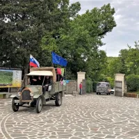 Sprejem kadorne pred Vilo Vipolže