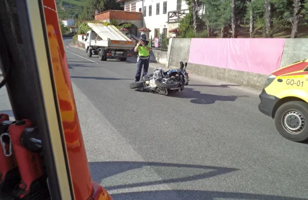Na novogoriški policijski upravi so potrdili, da sta bila v nesreči 
udeležena tovorno vozilo in motorist.

