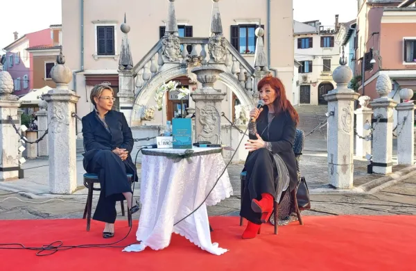 Na vprašanja Brede Biščak  (levo) je odgovarjala njena prevajalska 
kolegica Sonja Polanc, dobra poznavalka Handkejevega opusa.