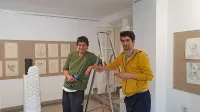 Brata Zelenko med postavljanjem razstave v Insuli