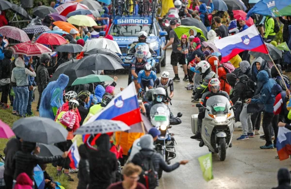 Na začetku cerovskega klanca se je gnetlo vse: kolesarji, spremljevalci in na tisoče navijačev. 