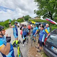 V Brda so prišli številni bodrit Jana Tratnika, a tudi kolesarit po 
trasi Gira. 