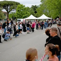 Nestrpno pričakovanje, kdaj se bodo prikazali kolesarji. 