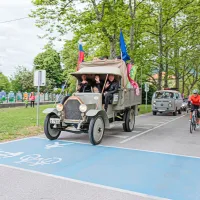 Dan pred dirko so Novo Gorico obkrožili starodobniki, na čelu s 
110 let staro cadorno. 
