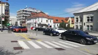 Parkirnih mest ob Trža&scaron;ki cesti je dovolj