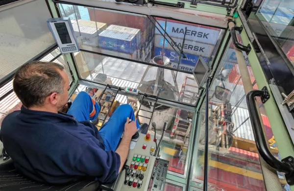 Prek posnetkov bo med drugim mogoče obiskati žerjavista.