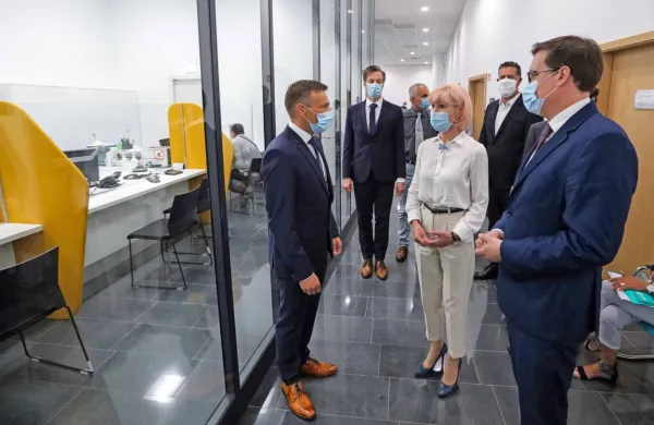 Nove prostore koprske upravne enote je lani poleti pravosodni 
ministrici Lilijani Kozlovič in ministru za javno upravo Boštjanu 
Koritniku (desno) kot vršilec dolžnosti načelnika razkazal prav 
Dejan Dodič (levo).