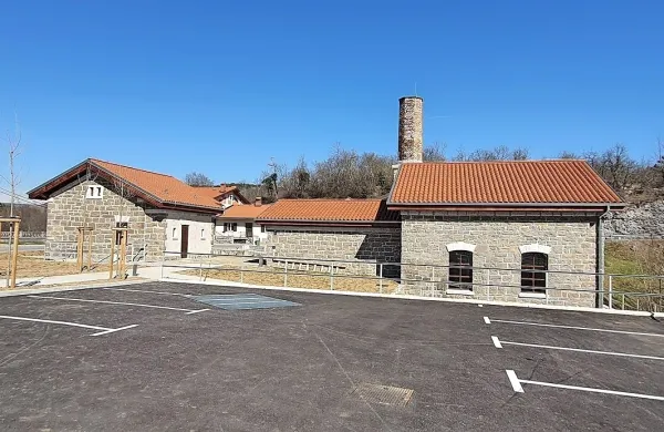 Občina Hrpelje-Kozina je pred kratkim obnovila stavbi stare 
črpalke v Klancu, dva prazna prostora zdaj oddaja ponudniku, ki 
bo postavil razstavo o II. železniškem tiru. 