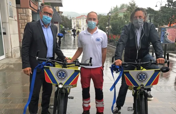 Izolski župan Danilo Markočič (levo) je Dominiku Koncu (v sredini), 
vodji Reševalne službe slovenske Istre, predal  električni kolesi, 
namenjeni nujni medicinski pomoči. Desno je direktor ZD Izola 
Evgenij Komljanec.