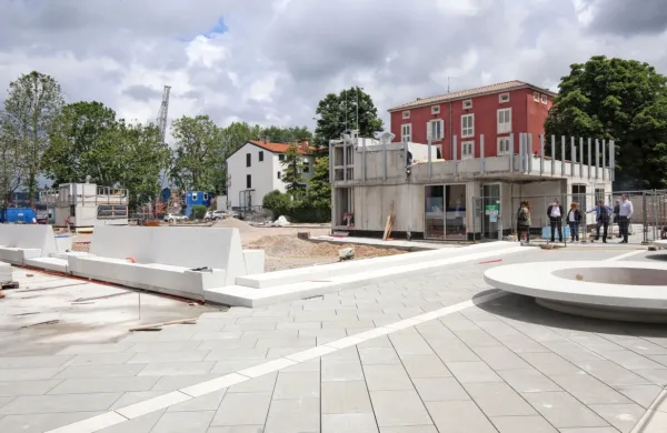 Avte v garažo, trge in ulice ljudem
