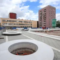 Avte v garažo, trge in ulice ljudem
