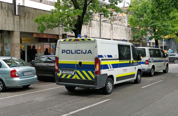 Do zob oboroženi policisti na več lokacijah v Novi Gorici i&scaron;čejo osumljence