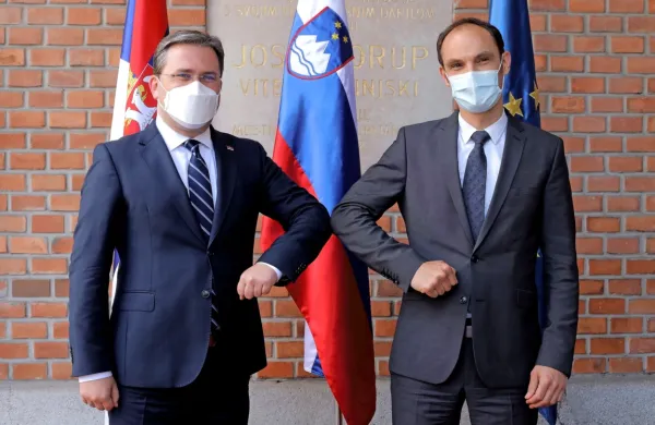 Zunanji minister Anže Logar (desno) in njegov srbski kolega Nikola 
Selaković sta na današnjem srečanju v Ljubljani dogovorila za 
vzajemno priznanje covidnih potrdil. 