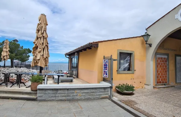 Lokal Kroštola na koprski mestni plaži, ki ga zdaj obnavljajo,  je za 
prihodnjih 15 let pristal pod okriljem poslovne skupine Tim 
International.