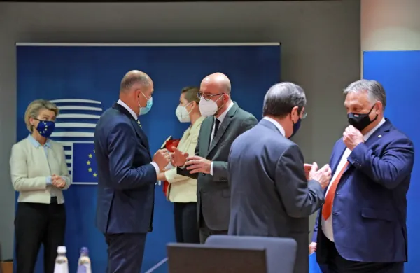 Predsednik vlade Janez Janša v pogovoru s predsednikom 
Evropskega sveta Charlesom Michelom ob robu izrednega zasedanja Evropskega sveta.