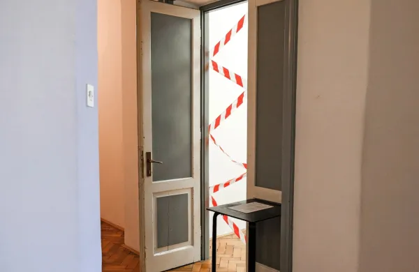 Skozi glavna vhodna vrata v razstavni prostor obiskovalec ne 
more, osebje mu omogoči vhod skozi stranska.  