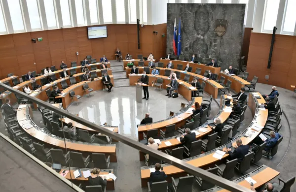 Poslanci niso večinsko podprli predloga, da od predsednika 
republike Boruta Pahorja zahtevajo mnenje o predlogu ustavne 
obtožbe predsednika vlade Janeza Janše.