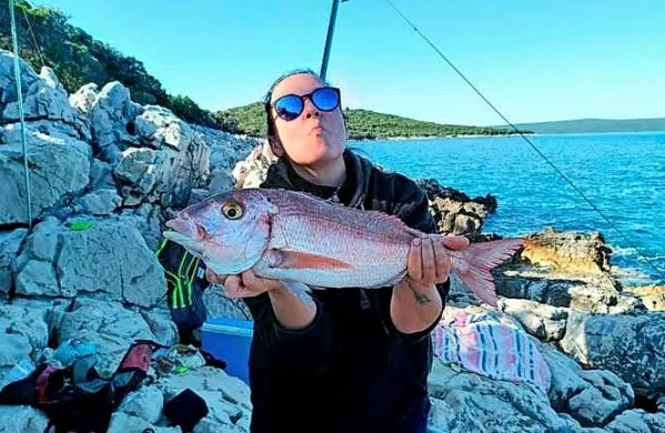 Ricmanjka Petra Terčon s svojim rekordnim ulovom.