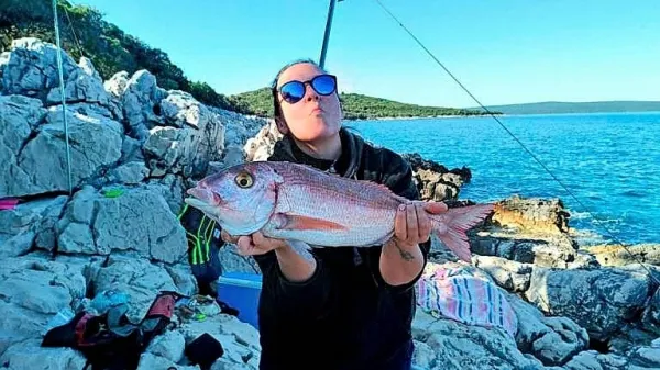 Ricmanjka Petra Terčon s svojim rekordnim ulovom.