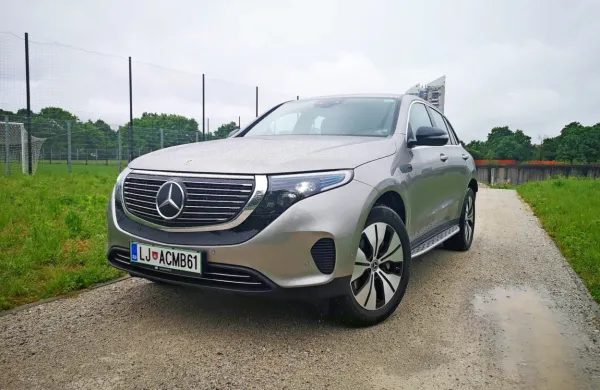 EQC je bil pravzaprav prvi Mercedesov električar, ki so ga 
predstavili že v letu 2018 in ga leto kasneje poslali na ceste, a je 
šele pred nekaj dnevi obiskal prodajne salone v Sloveniji.



