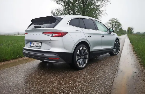 Na koncernski platformi MEB, na kateri so izdelali VW-jev ID.4, so 
pri Škodi istočasno gradili tudi svojega prvega pravega električarja, ki naj bi letos prepričal 200 kupcev, prihodnje leto pa 
400.