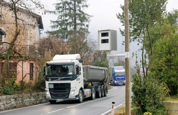 Radarja v Plavah (na fotografiji) in v Ročinju sta se pokazala kot 
zelo učinkovita, saj se je v dveh mesecih število prehitrih voznikov 
bistveno zmanjšalo. 