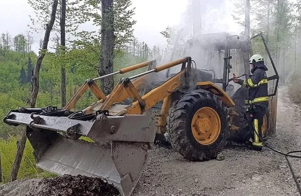 Med delom zagorel rovokopač