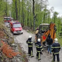 Med delom zagorel rovokopač