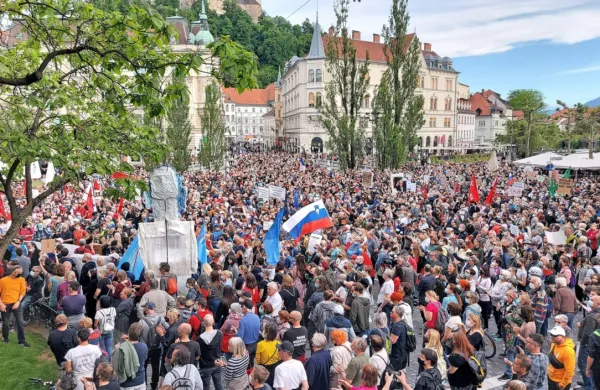 V prestolnici vseslovenska vstaja za predčasne volitve