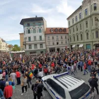 V prestolnici vseslovenska vstaja za predčasne volitve
