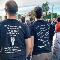 V prestolnici vseslovenska vstaja za predčasne volitve