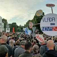 V prestolnici vseslovenska vstaja za predčasne volitve