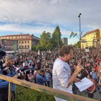 V prestolnici vseslovenska vstaja za predčasne volitve