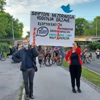 V prestolnici vseslovenska vstaja za predčasne volitve