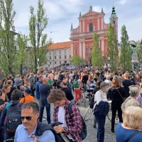 V prestolnici vseslovenska vstaja za predčasne volitve