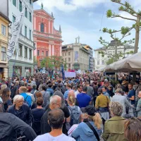 V prestolnici vseslovenska vstaja za predčasne volitve