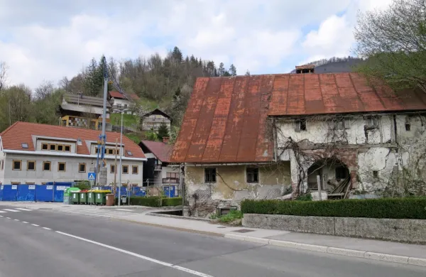 Medtem ko značilne rudarske hiše v Idriji nezadržno propadajo, bo letos na prostoru nekdanje 
gozdarske šole (levo) prvič na voljo šest novih tržnih stanovanj. 