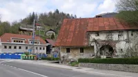 Medtem ko značilne rudarske hiše v Idriji nezadržno propadajo, bo letos na prostoru nekdanje 
gozdarske šole (levo) prvič na voljo šest novih tržnih stanovanj. 