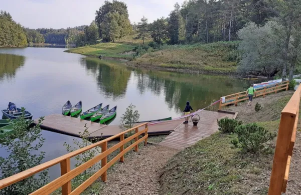 Lani so na jezeru Mola v bližini ribiškega doma uredili nov pomol, 
zdaj pa dobiva jezero tudi plovni režim, ki določa, kdo in kdaj sme 
pluti po jezeru, pristojbine za privez in kazni za kršitelje. 