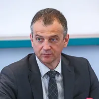 Ernest Gortan je peti direktor, ki je odstopil v sedmih letih. 
Poslovni rezultati so bili dobri, špekulacij, kaj je v ozadju, pa je več, 
omenjajo se nesoglasja s sindikatom Fides.