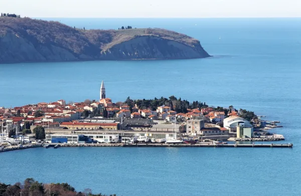 Območje ladjedelnice je eno izolskih degradiranih območij pozidave, pa vendar v listi Izolani občini predlagajo prav nakup tega 
območja. Njegova lega je izjemna.  