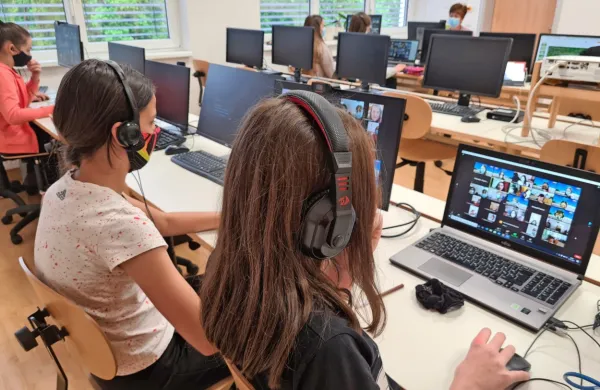 Obiske partnerskih šol iz štirih evropskih držav so nadomestila 
virtualna srečanja učencev in učiteljev  na zoomu.