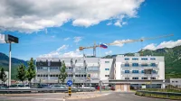 Za novimi, 3200 kvadratnih metrov velikimi prostori (na sliki 
desno) se dela nadaljujejo. V drugi polovici leta naj bi pridobili še 
dodatnih 2000 kvadratnih metrov prostorov. 