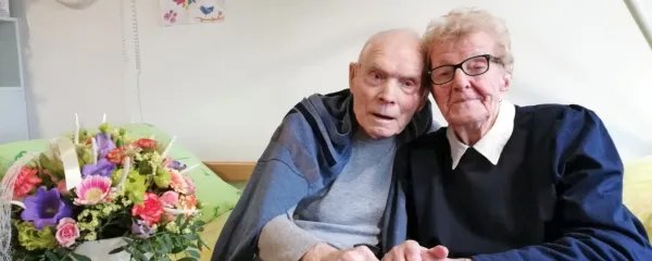Zakonca Ivan in Marija Jenček iz Strmce sta 25. maja v Domu 
upokojencev Postojna  praznovala 70 let poroke.