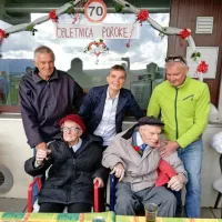 Zakonca Jenček na slavju v družbi sinov Maksa in Marka ter hčerke Bernarde.